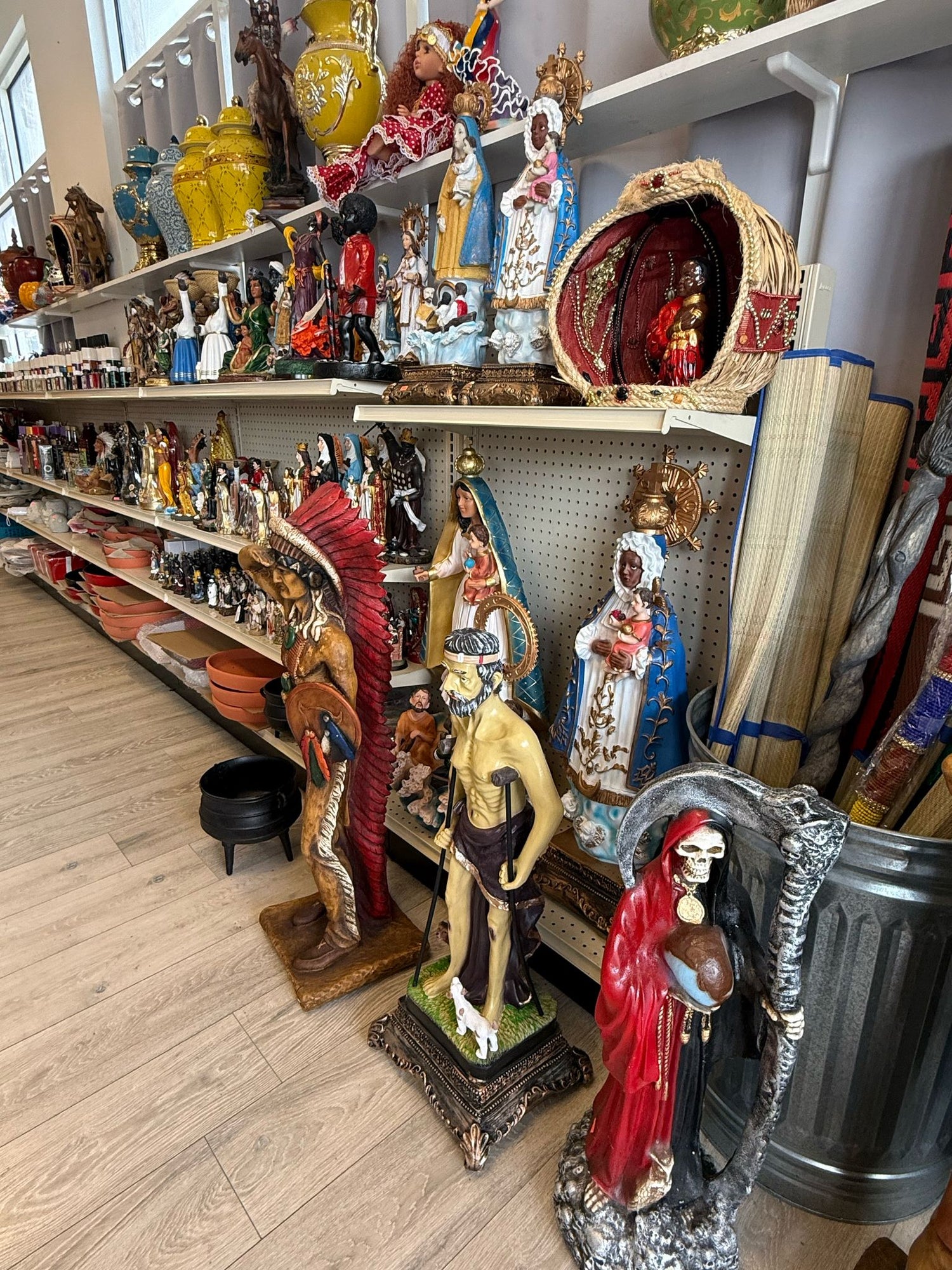 Estatuas y muñecas